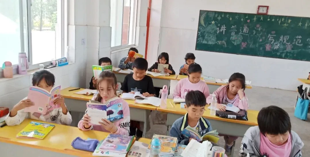 (认真读书的孩子们) (认真读书的孩子们)